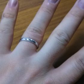 【銀座ダイヤモンドシライシの口コミ】 シンプルなデザインより、ミル打ち加工がほどこされた太めのデザインの結…