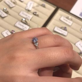 【ギンザタナカブライダル(GINZA TANAKA BRIDAL)の口コミ】 ラインがシンプルで質感も上品ですし中央のダイヤモンドがしっかりと目立…