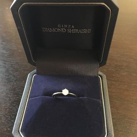 【銀座ダイヤモンドシライシの口コミ】 指が細めのなので細身の指輪を選びました。ダイヤモンドが綺麗に輝いてい…