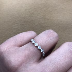 【ラザール ダイヤモンド(LAZARE DIAMOND)の口コミ】 他にないデザインでした。
ハーフエタニティが良かったのでその中で色々な…