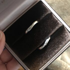 【アイプリモ(I-PRIMO)の口コミ】 指輪の特徴にひねりがあり、マット加工があったので、ツヤありの部分と使…