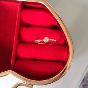 【Jupiter BLANTELIE(ジュピターブラントリエ)の口コミ】 指輪の形が波をうっているので指が綺麗に見えるとのことでした。
細身で華…