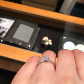 【ラザール ダイヤモンド(LAZARE DIAMOND)の口コミ】 様々なブランドを見ましたが、最終的には婚約指輪はダイヤモンドを買うも…