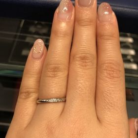 【銀座ダイヤモンドシライシの口コミ】 指が少しでも長く見えるように細身のものを探していて、実際に試着した際…