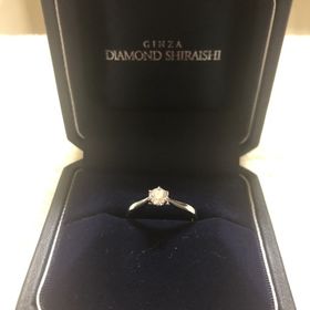 【銀座ダイヤモンドシライシの口コミ】 もともと婚約指輪は絶対ソリティア！という思いがありたくさんあるデザイ…
