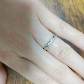 【エクセルコダイヤモンド(EXELCO DIAMOND)の口コミ】 ウエーブのかかったデザインの中で、この指輪が一番自分の指に合ったこと…