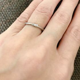 【A・D・A(エー・ディー・エー)の口コミ】 真ん中にダイヤが3つ埋め込まれてるデザインのもので細身のタイプがとても…