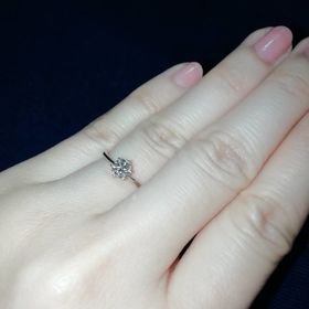 【アイプリモ(I-PRIMO)の口コミ】 指輪の曲線が女性らしいデザインで、ダイヤが乗っかるツメの部分が横から…