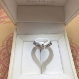 【STAR JEWELRY(スタージュエリー)の口コミ】 一粒ダイヤではなく、周りにも小さなダイヤがあるデザインに惹かれました…