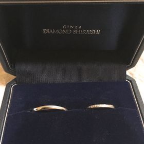 【銀座ダイヤモンドシライシの口コミ】 シンプルでつけ心地が良くデザインも可愛らしかったため。彼もつけ心地の…