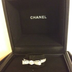 【シャネル(CHANEL)の口コミ】 リボンが大好きなので一目惚れで即決しました。シャネルらしいカメリアの…