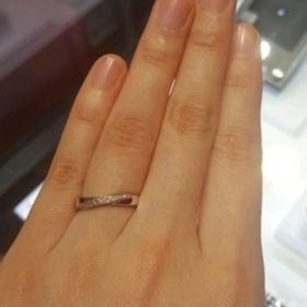 【SA BIRTH(サバース)の口コミ】 試着させていただいたこちらのデザインは、ダイヤが側面(上下)まで繋がっ…