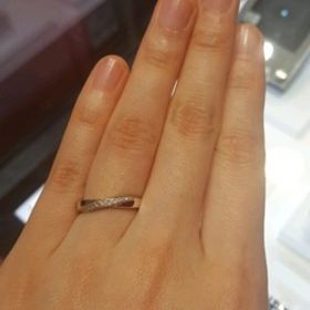 【SA BIRTH(サバース)】の口コミ 試着させていただいたこちらのデザインは、ダイヤが側面(上下)まで繋がっ...