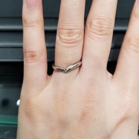 【ラザール ダイヤモンド(LAZARE DIAMOND)の口コミ】 ふっくらしたV字デザインでネットで見て一目惚れしました。正直他のデザイ…