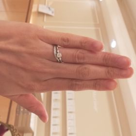 【Mariage ent(マリアージュエント)の口コミ】 マリッジリングはなだらかなウェーブのラインにメレダイヤが配置された繊…