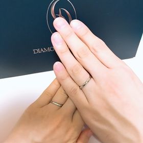 【銀座ダイヤモンドシライシの口コミ】 シンプルでストレートのデザインですが、ダイヤが5つ並んだデザインが珍し…