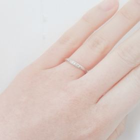 【銀座ダイヤモンドシライシの口コミ】 ずっと着けるものなのでつけ心地重視で検討していました。角は全部丸くな…