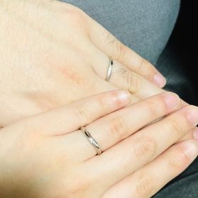 【銀座ダイヤモンドシライシの口コミ】 デザインがとても素敵で、婚約指輪とのセットリングとしても綺麗に装着で…