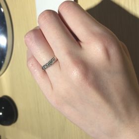 【ROYAL ASSCHER(ロイヤル・アッシャー)】の口コミ ボリュームがありしっかりとした幅があるので安心感があるリングです。Ｖ字...