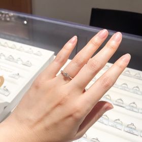 【銀座ダイヤモンドシライシの口コミ】 着け心地も良く、好みのデザインでした。何店舗も回って疲れましたがキレ…