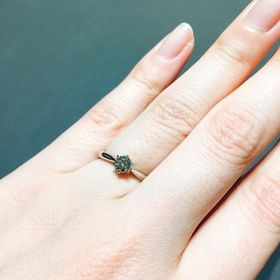 【銀座ダイヤモンドシライシの口コミ】 タテツメのシンプルなデザインに惹かれました。サイドからみると、花のが…