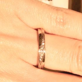 【CHARMY(チャーミー)の口コミ】 継ぎ目のない鍛造製法で造られた丈夫なリングであり、デザインもシンプル…