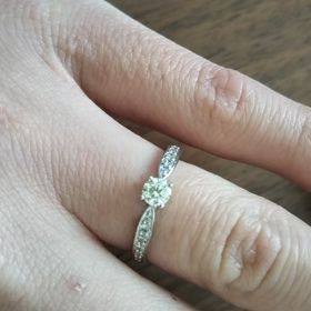 【Mr.MONDIAM & Ms.APHRODITE(ミスターモンディアムアンドミスアフロディーテ)の口コミ】 真ん中のダイヤと横のラインにもダイヤが入っていて、装着した時に綺麗に…