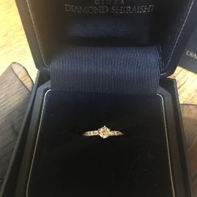 【銀座ダイヤモンドシライシの口コミ】 婚約指輪なので少し豪華なものが欲しいと思っていました。しかし私の手は…
