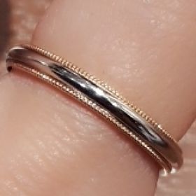 【ギンザタナカブライダル(GINZA TANAKA BRIDAL)の口コミ】 オーソドックスなミルグレインのデザイン、素材はプラチナとピンクゴール…