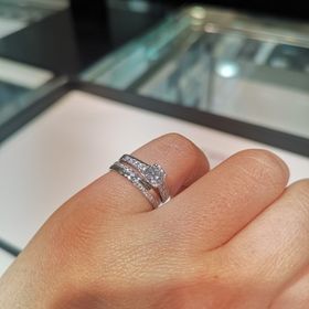 【GALA JEWELRY(ガラジュエリー)の口コミ】 婚約指輪→デザイン、ダイヤモンドの質、価格。結婚指輪と重ね着けし…