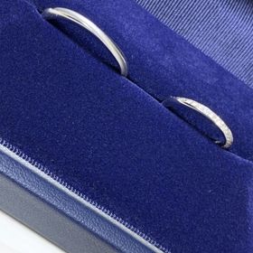 【銀座ダイヤモンドシライシの口コミ】 ブーケというデザイン以外にもたくさんの指輪を試着して、店員さんと旦那…