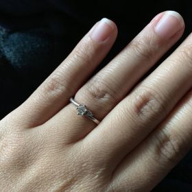 【4℃ BRIDAL(ヨンドシーブライダル)の口コミ】 指輪のデザインは中にもダイアが入っています。イニシャルや日付はなしで…