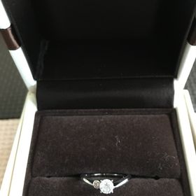 【アイプリモ(I-PRIMO)の口コミ】 大きなダイヤの隣に小さなカラーダイヤが付いていて可愛いという印象を持…