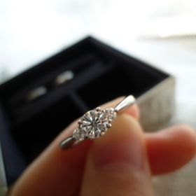 【ラザール ダイヤモンド(LAZARE DIAMOND)の口コミ】 横から見たときのデザインも可愛いことが一目惚れした理由です。
決め手と…