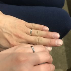 【銀座ダイヤモンドシライシの口コミ】 指輪の裏側が細くなっているので指をグーの形にしても違和感がなく気にな…
