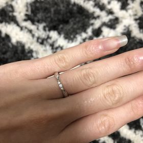 【アイプリモ(I-PRIMO)の口コミ】 細めで華奢で、リボンのように可愛いデザインです。
ダイヤの凹凸部がひっ…
