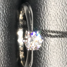 【ラザール ダイヤモンド(LAZARE DIAMOND)の口コミ】 婚約指輪はまず石を選び、続いて台座のタイプを決めるセミオーダーでした…