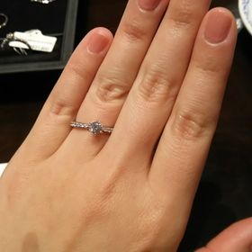 【ケイウノ ブライダル(K.UNO BRIDAL)の口コミ】 枠の部分がダイヤモンドの中心にいくにつれ細くなっているので、その効果…