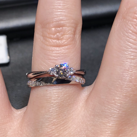 【ラザール ダイヤモンド(LAZARE DIAMOND)の口コミ】 ダイヤの輝きが一番すばらしく、指輪を見てるいるだけで幸せな気持ちにな…