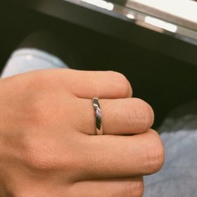 【アイプリモ(I-PRIMO)の口コミ】 他の男性よりも指が細めなので、リングが細いとさらに華奢に見えてしまう…