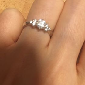 【GALA JEWELRY(ガラジュエリー)の口コミ】 大きなダイヤの横にデザインか、もしくは細かいダイヤを入れたいと思って…