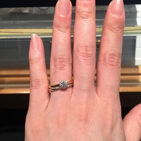 【銀座ダイヤモンドシライシの口コミ】 今持っているアクセサリーとも合うようにゴールドのリングにしました。ダ…