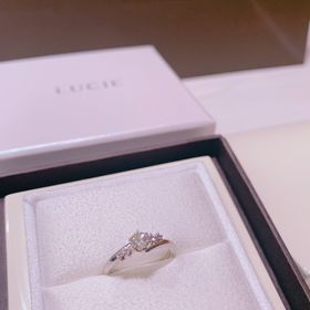 【LUCIE(ルシエ)の口コミ】 指輪のデザインがとても綺麗で、一見シンプルに見えますが、ホワイトダイ…