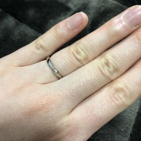 【銀座ダイヤモンドシライシの口コミ】 シンプルなものにしようと思っていましたが、色々試着させてもらう内にダ…