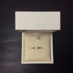 【TASAKI(タサキ)の口コミ】 いかにも婚約指輪な一粒石の形で探していました。色々試してみて、華奢で…