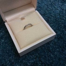 【ENUOVE(イノーヴェ)の口コミ】 毎日つけるものなのでフラットなもので、かつ石の入った華やかなデザイン…