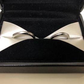 【エクセルコダイヤモンド(EXELCO DIAMOND)の口コミ】 デザイン面では、指輪の輝きがツヤ消し加工があり、落ち着きあるリングに…