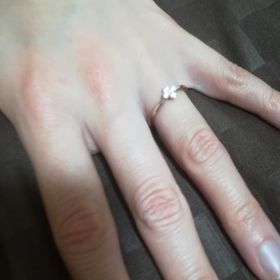 【STAR JEWELRY(スタージュエリー)の口コミ】 彼女が花柄が好きだというのと、ピンクゴールドが好きという理由でこちら…