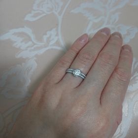 【ピアジェ(PIAGET)の口コミ】 シンプルな指輪だからこそ、キレイな輝きで即決でした。
冠婚葬祭で使える…