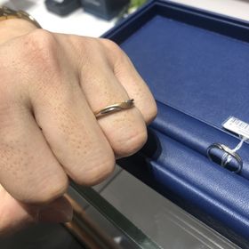 【銀座ダイヤモンドシライシの口コミ】 理想としているデザインと
ピッタリのものがありました。
ウェーブのデザ…